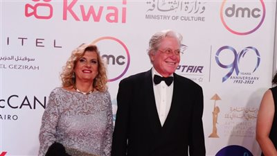 بالصور|أحدث إطلالة لحسين فهمي وزوجته في مهرجان القاهرة السينمائي الدولي 