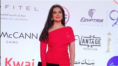 بفستان أحمر.. هبة مجدي تبهر جمهورها بمهرجان القاهرة السينمائي (فيديو) 