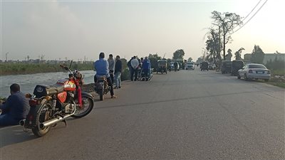 أسر المفقودين بحادث أتوبيس أجا ينتظرون انتشال الجثامين الغارقة