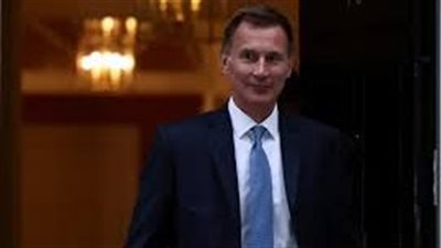 وزير بريطاني يطالب المواطنين بتقديم بعض التضحيات