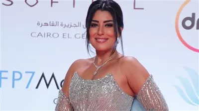 بفستان مرصع بالألماس.. آيتن عامر على الريد كاربت (فيديو)