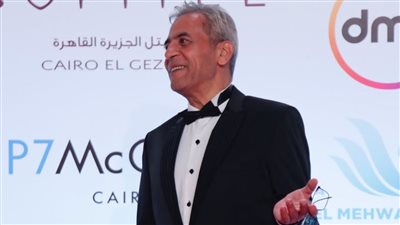 صبري فواز يتألق على السجادة الحمراء بمهرجان القاهرة السينمائي