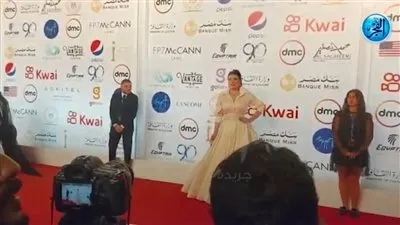 بفستان أبيض.. عبير صبري تتألق في مهرجان القاهرة السينمائي (فيديو)