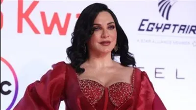 بلوك ملكي.. سلاف فواخرجي تبهر الجمهور في مهرجان القاهرة السينمائي (فيديو)