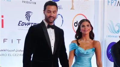 كريم فهمي وزوجته يتألقان في افتتاح مهرجان القاهرة السينمائى في دورته الـ 44 (فيديو)