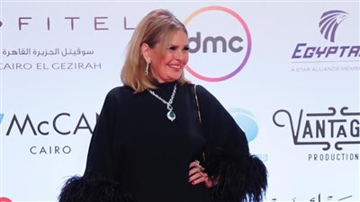 بفستان أسود أنيق.. يسرا على السجادة الحمراء من مهرجان القاهرة السينمائي (فيديو)