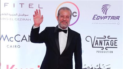 بإطلالة كلاسيكية.. شريف منير يتألق على ريد كاربت مهرجان القاهرة السينمائي (فيديو) 