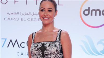 منة شلبي تتألق بالأسود في افتتاح مهرجان القاهرة السينمائي الدولي (فيديو)