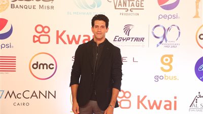 بإطلالة كلاسيك.. أحمد مجدي يخطف الاضواء في اليوم الثاني من مهرجان القاهرة السينمائي الدولي