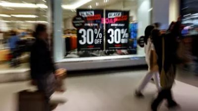 هل أسعار الفائدة المرتفعة والتضخم يضرب مواسم التسوق في العالم؟