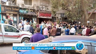 عاجل.. تجمع نحو 70 شخصًا أمام إحدى الجمعيات بالدقي لتأخر مستحقاتهم