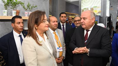 محافظ قنا يقدم شرحا تفصيليا عن مشروع الزراعة دون تربة 