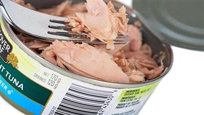 هل التونة الموجودة بالأسواق سامة؟.. الشعبة الغذائية ترد