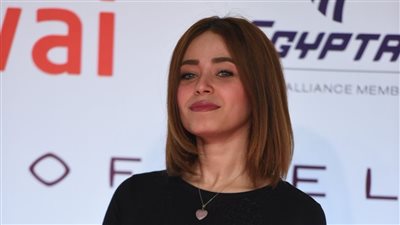 إيمي الجندي تتألق بالأسود في فعاليات اليوم الرابع من مهرجان القاهرة السينمائي 