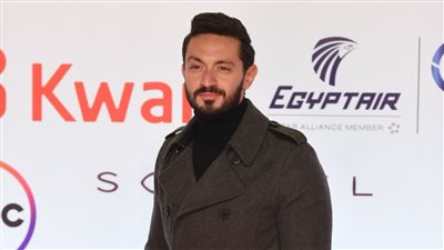 بإطلالة شتوية..يوسف عثمان يتألق بمهرجان القاهرة السينمائي الدولي