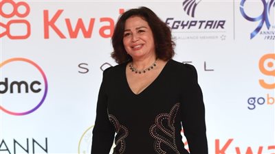 بفستان أسود.. إلهام شاهين تتألق على السجادة الحمراء بـ مهرجان القاهرة السينمائي