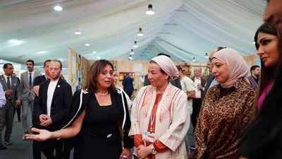 فى اليوم الختامي لقمة المناخ.. تفاصيل جولة وزيرة البيئة للجناح الخاص بالموضة والأزياء المستدامة