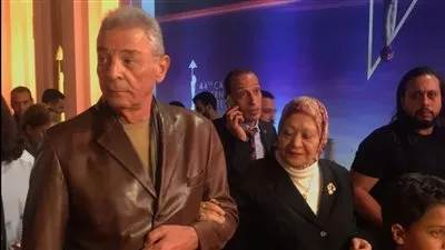 برفقة زوجته.. محمود حميدة يصل العرض الخاص لفيلم 'السد'
