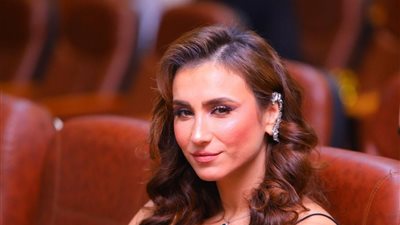 هلا السعيد تتألق بإطلاله جذابة خلال تكريمها في مهرجان الحياة للدراما