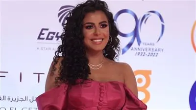 بفستان طويل أوف شولدر.. هاجر الشرنوبي تتألق بثامن أيام مهرجان القاهرة السينمائي (صور)