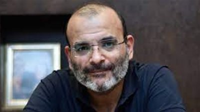 أيمن بهجت قمر يروج لمسرحية 