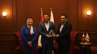 بالصور.. تكريم مصطفى ثابت رئيس تحرير موقع الفجر من حزب مصر أكتوبر