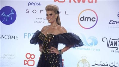 بالأسود.. إطلالة فيدرا من حفل ختام مهرجان القاهرة السينمائي (فيديو)