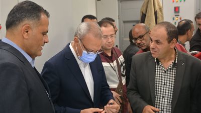 محافظ القليوبية يتابع عطل بلوحة تحكم الكهرباء بمستشفى بنها التعليمي (صور)