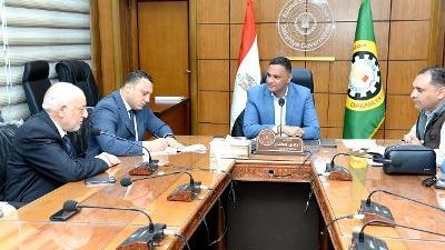 محافظ الدقهلية يلتقى المستثمرين لإزالة المعوقات بالمنطفة الصناعية فى جمصة