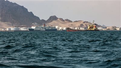استهداف الحوثي لميناء الضبة.. هل يقلب الطاولة على أذناب إيران باليمن؟