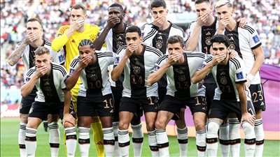 تعرف على سر الصورة الجماعية الغريبة للمنتخب الألماني قبل المباراة بالمونديال