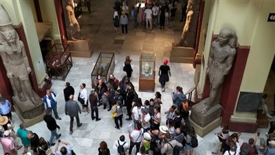 العشرات يتوافدون على المواقع والمتاحف الأثرية احتفالا باكتشاف مقبرة توت عنخ آمون 