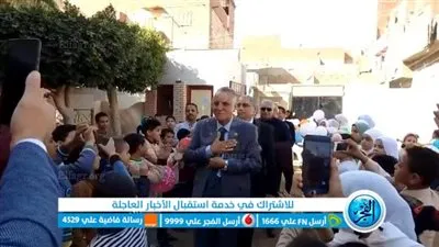 لحظة وفاء.. الطلاب ينظمون ممرًا شرفيًا لمديرهم لبلوغه سن المعاش ببني سويف (فيديو)