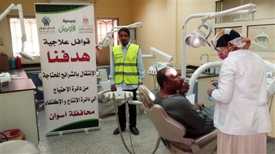 توقيع الكشف الطبي على 250 مريضا في قافلة طبية بأسوان (صور)