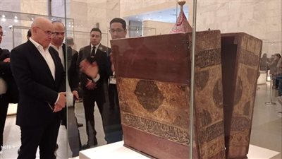 أمام صندوق المصحف.. رئيس أركان الجيش القبرصي في متحف الحضارة 