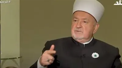 مفتي البوسنة والهرسك السابق يكشف سر ارتدائه وردة على الهواء