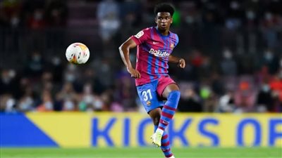 بالدي يحسم موقفه النهائي من تجديد عقده مع برشلونة