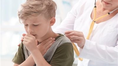 طبيب مناعة: اذهبوا إلى المستشفى فور ظهور هذه الأعراض على الطفل (فيديو)