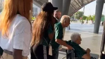 كرسي متحرك وملابس خضراء.. شاهد مؤازرة عائلة رينارد للمنتخب السعودي أمام بولندا