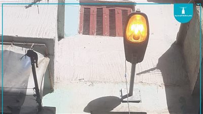 إصلاح الكشافات الكهربائية التالفة في أحياء الإسكندرية (صور)