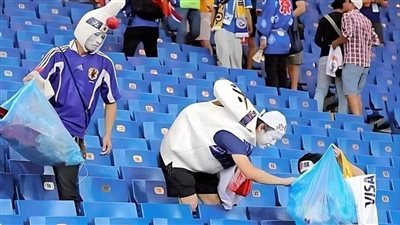 لقطة رائعة.. الجمهور الياباني ينظف المدرجات رغم الهزيمة أمام كوستاريكا