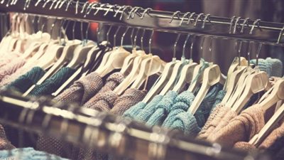 عاجل| بعد قفزة الدولار.. توقعات بزيادة جديدة في أسعار الملابس الشتوية 20% في الأسواق 