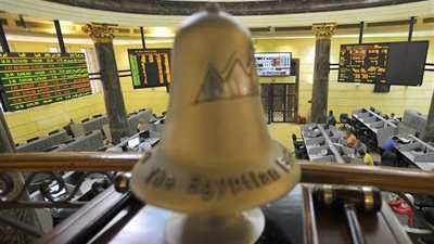 ضغوط بيعية من قبل الأجانب تدفع البورصة للتراجع خلال منتصف تعاملات اليوم