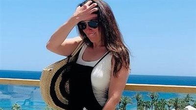 بجمبسوت أسود اللون.. نرمين الفقي تستمتع بعطلتها الصيفية في شرم الشيخ