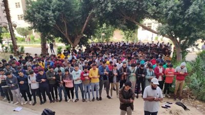 طلاب جامعة الأزهر بأسيوط يؤدون صلاة الغائب على روح زميلهم المتوفي داخل قطار