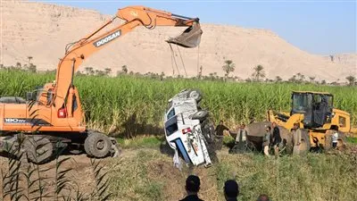 الدفع بـ 12 سيارة إسعاف لموقع انقلاب أتوبيس التلاميذ بقنا