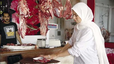 مضيفة طيران تترك مهنتها وتتجه للعمل بالجزارة (فيديو)