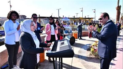 الرئيس السيسي يشارك فريق الكورال والفنون بالجامعة فرحتهم بالمنصورة الجديدة