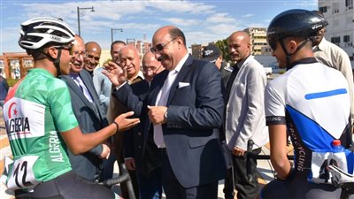 محافظ أسوان يعطى إشارة البدء لانطلاق سباق النيل الأول للدراجات (صور)