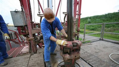 انخفاض أسعار النفط مع ارتفاع الدولار